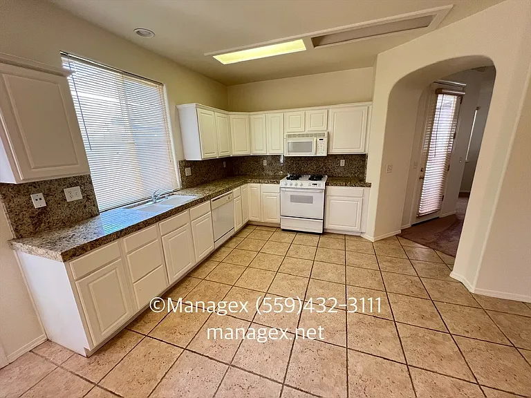 737 W Siena Ln — Photo 5