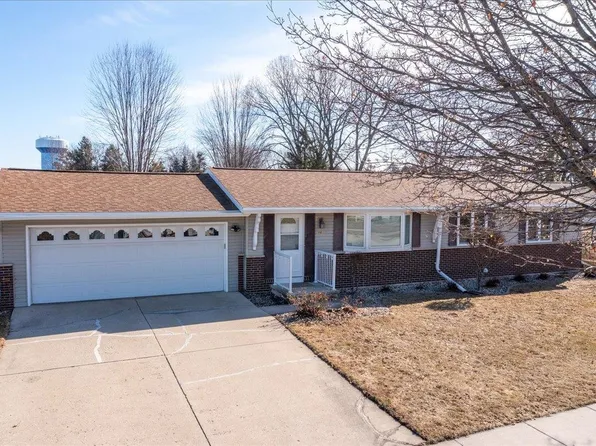 860 Greenfield Trl, Oshkosh, WI 54904