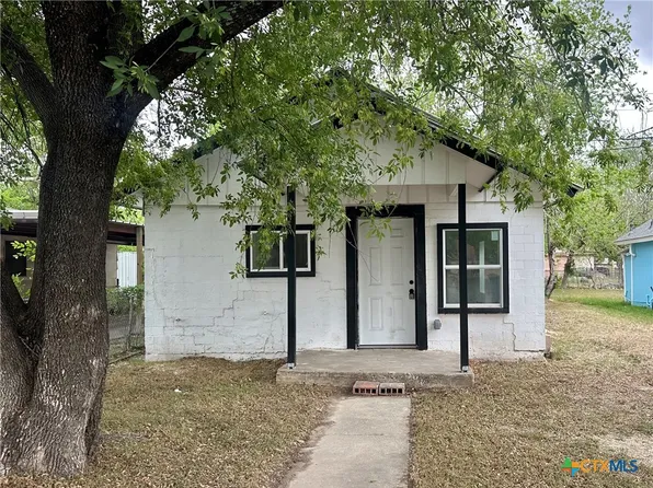 929 Veterans St, Seguin, TX 78155