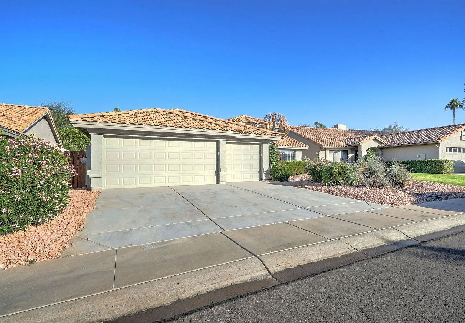 4 bed, 2.0 bath, 1922 sqft, $3,750 — Photo 3