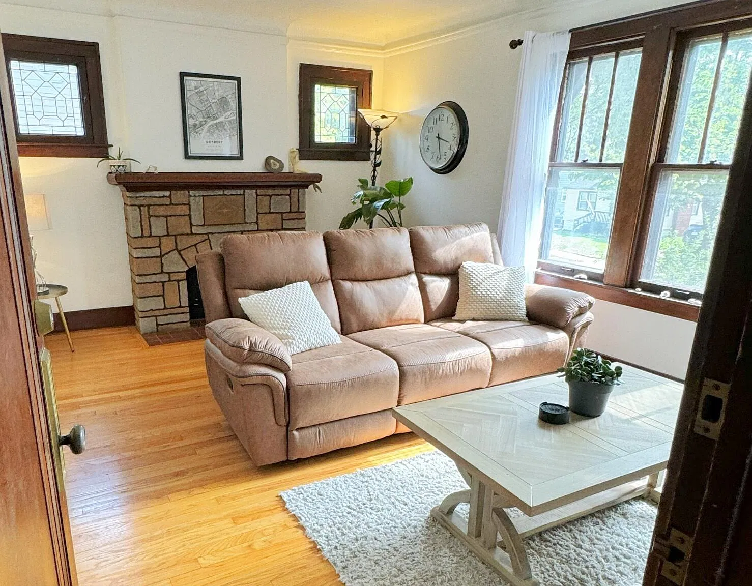 4 bed, 2.0 bath, 2348 sqft, $2,000 — Photo 4