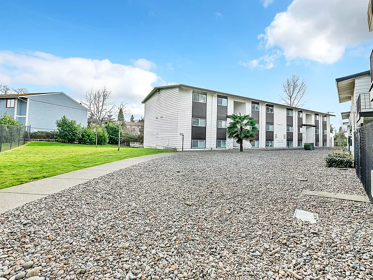 Cape Lee Apartments 2 & 3 Bedroom 1 Bathroom units — Photo 42