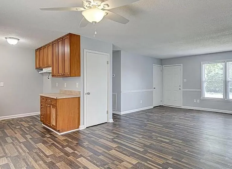 409 W Vandalia Rd — Photo 5
