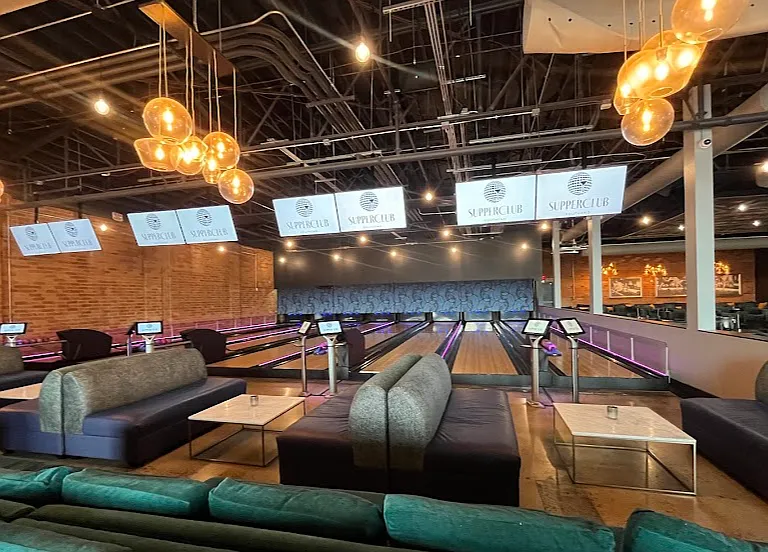 Walkable to restaurants and entertainment: Supperclub with indoor duckpin bowling, pool table, cocktails, dinner and large outdoor patio.