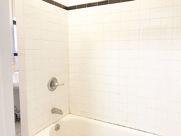 5th image of 2808 Crescent St APT 12A