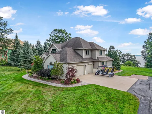 9546 Eastridge Dr, Traverse City, MI 49686