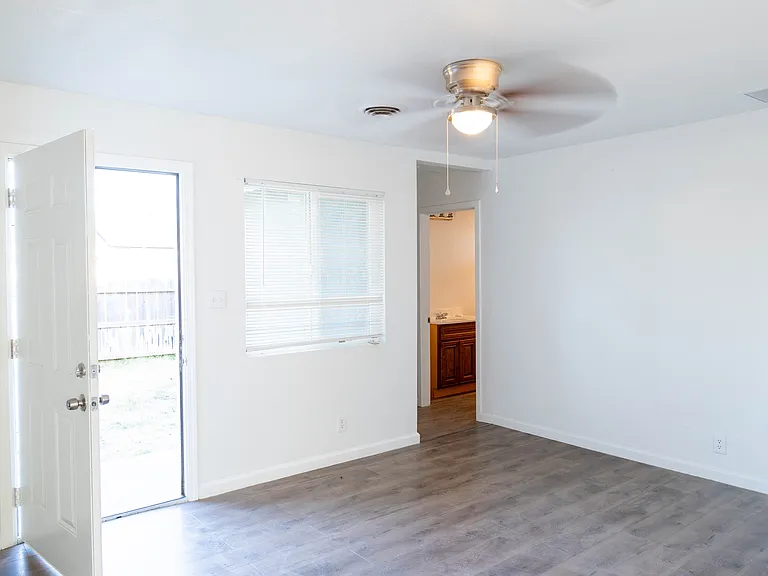 867 Edythe St — Photo 11