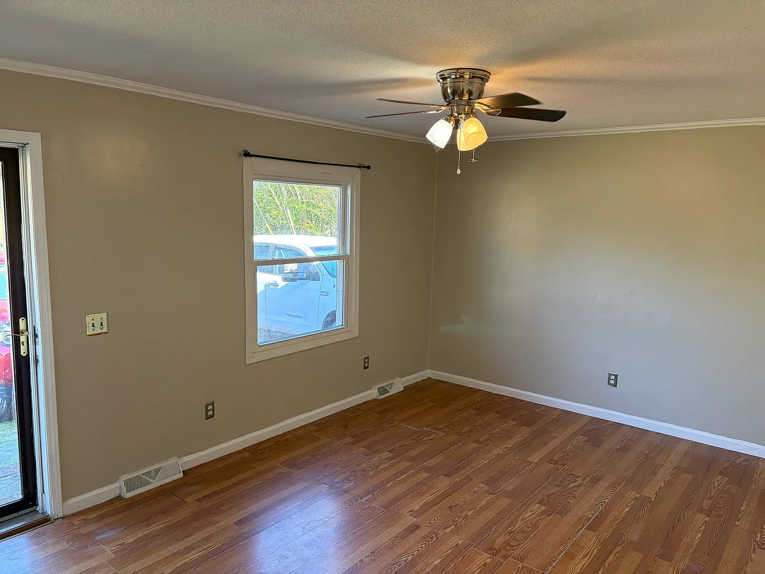 3 bed, 1.5 bath, 1025 sqft, $1,650 — Photo 2