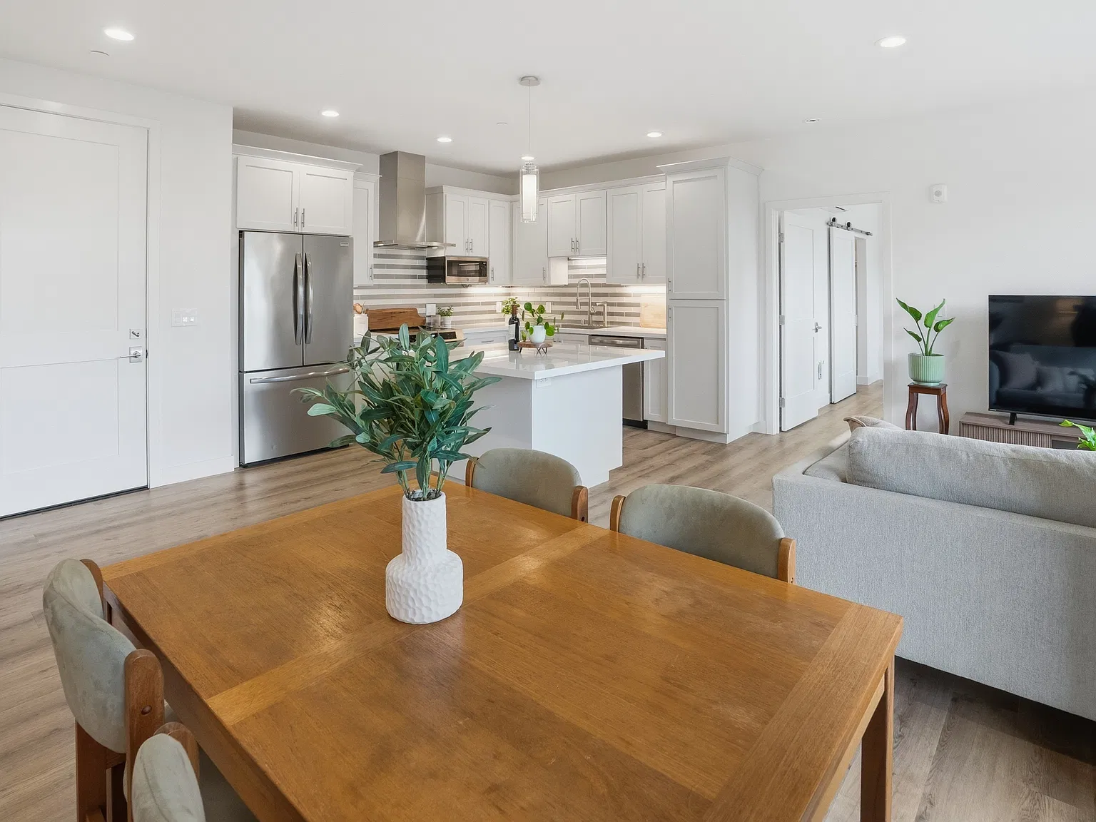 2 bed, 1080 sqft, $4,500 — Photo 3