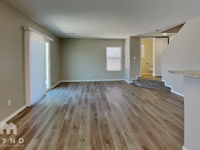 11802 W Laurel Ln — Photo 4