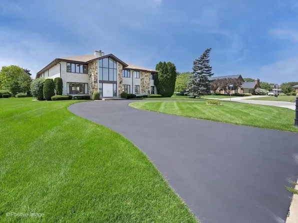 8400 Gleneyre Rd, Darien, IL 60561