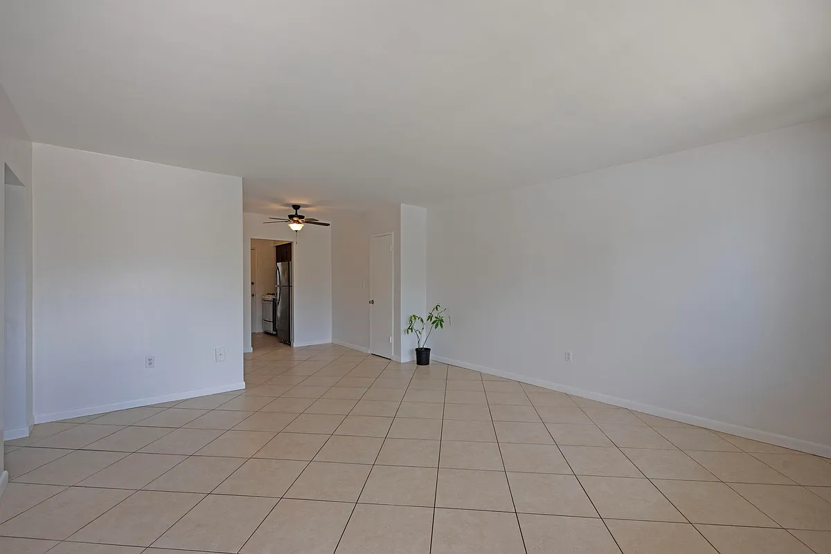 Building Photo - 2250 Bay Dr #4