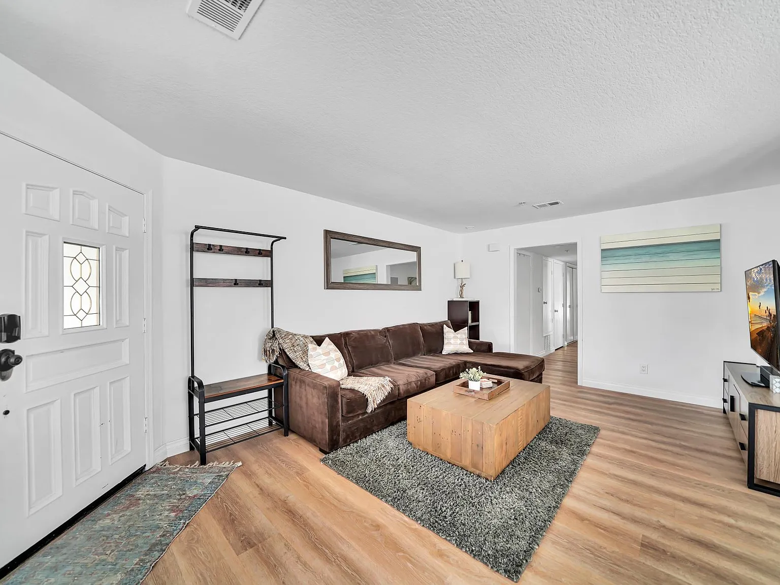 3 bed, 1380 sqft, $5,800 — Photo 3