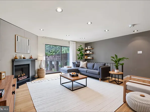 2213 Race St APT 202, Philadelphia, PA 19103