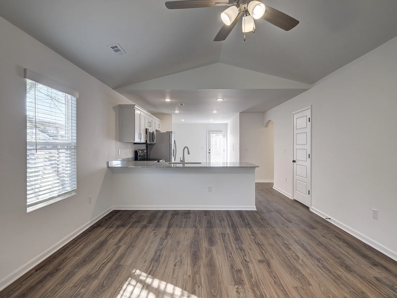 4 bed, 1392 sqft, $1,650 — Photo 3