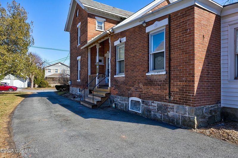 3rd image of 112 Crandall Street