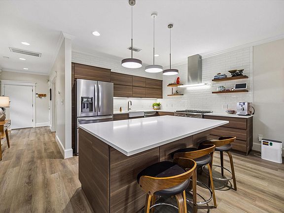 4th image of 1529 Lawrence St #B