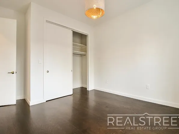 592 Albany Avenue image 4 of 6