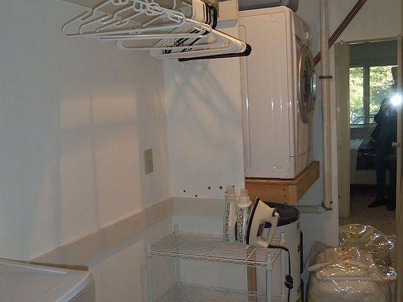 Walk-in closet with washer/dryer