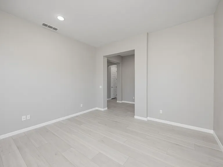 1039 E Boston St — Photo 5