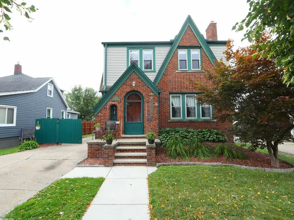 22436 Ridgeway St, Saint Clair Shores, MI 48080