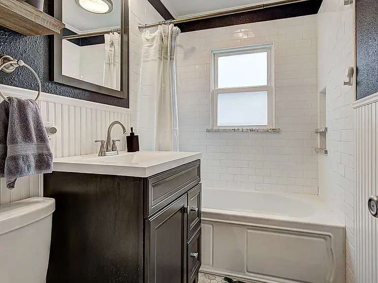 1006 Seneca Ave — Photo 5