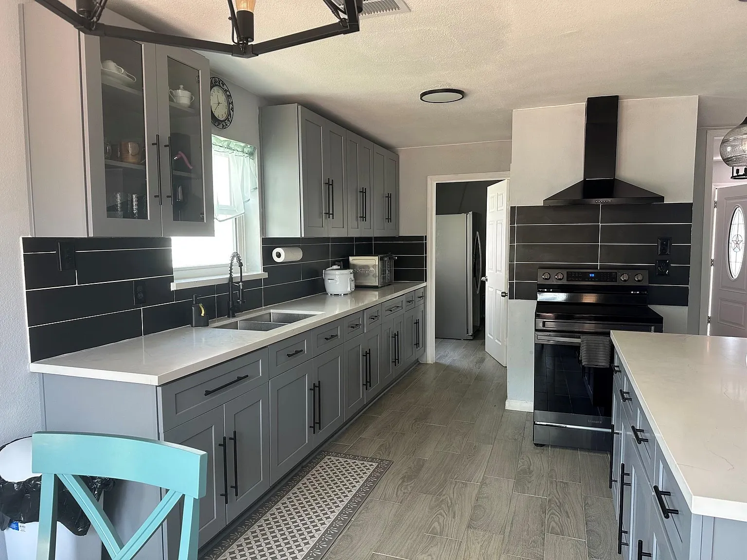 3 bed, 2.0 bath, 1687 sqft, $2,400 — Photo 4