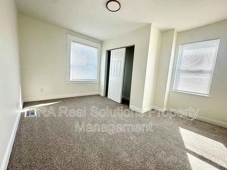 1600 Brewster Ave — Photo 17