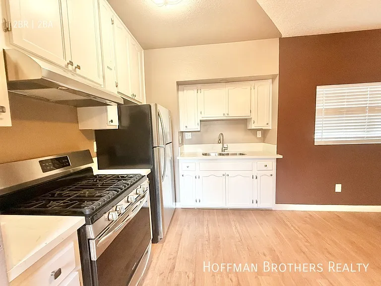 734 W 73rd St — Photo 2