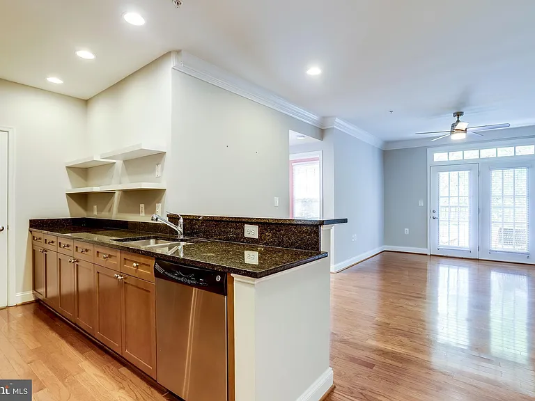 1115 Cameron St #208 — Photo 6