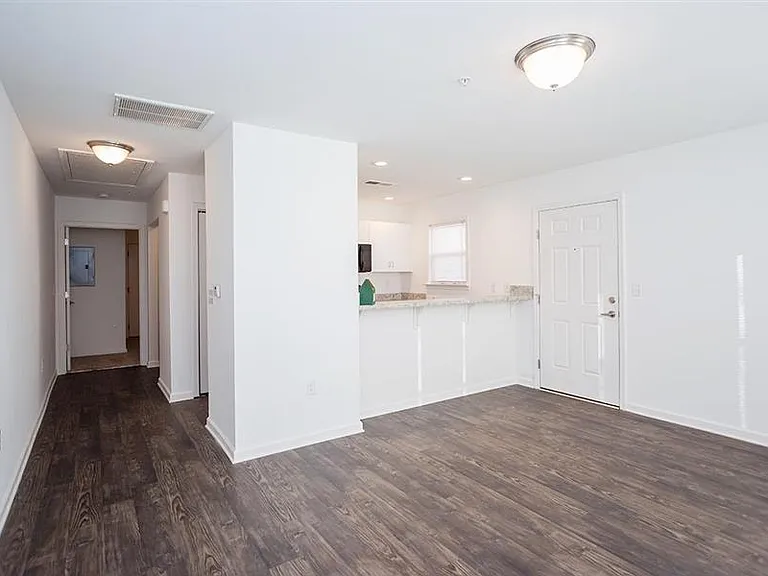 Barrington Apartments — Photo 5