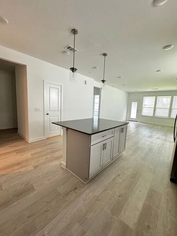 4 bed, 2.5 bath, 2317 sqft, $3,290 — Photo 4