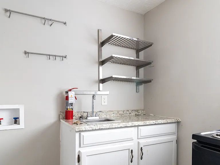 1038 McArthur Rd — Photo 3