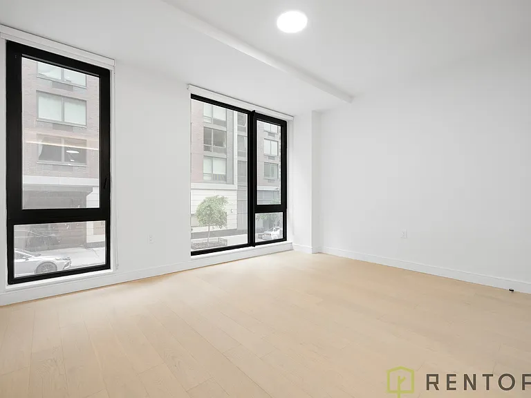 555 W 45th St #2B — Photo 9