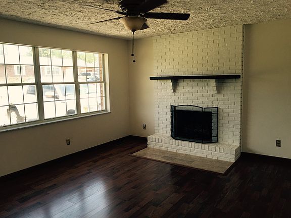 Living Room w/fireplace