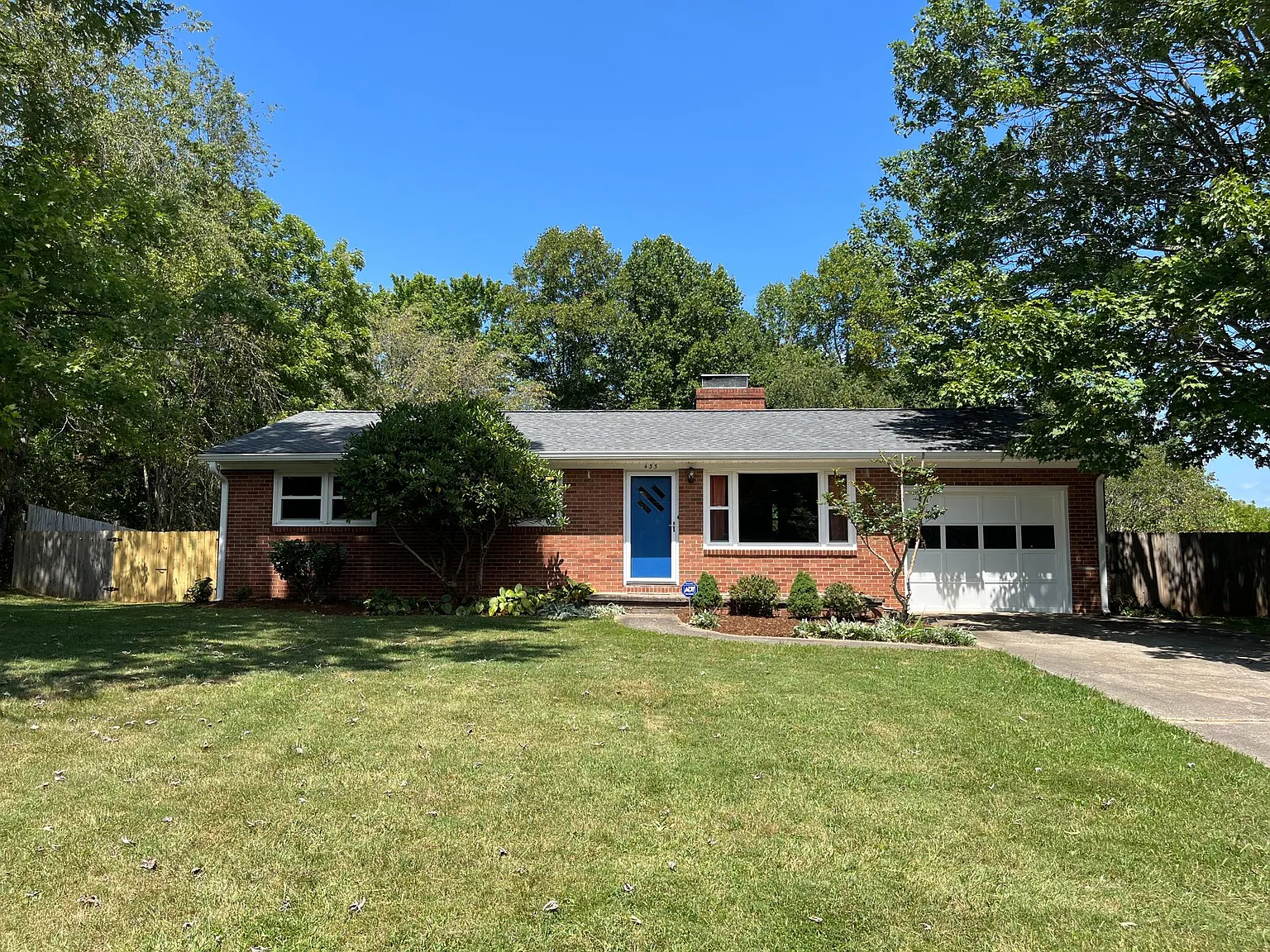 433 Deaverview Rd — Photo 1
