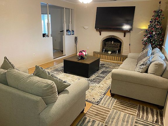 LR, gas log fireplace 