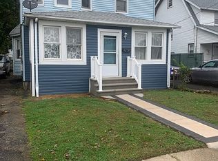 69 E Dean St, Freeport, NY 11520