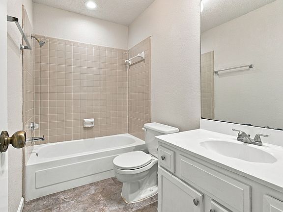3rd image of 2222 Cortland Cir