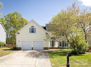 2906 Crescent Knoll Dr, Matthews, NC 28105