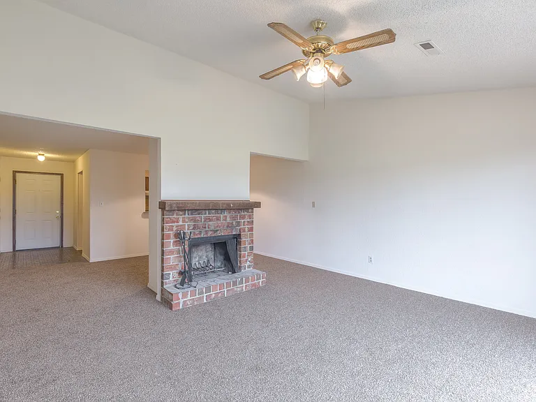 304 W Quantico St — Photo 6