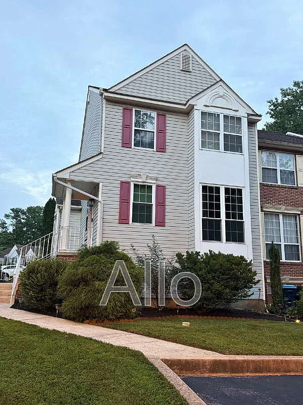 3 bed, 2.5 bath, 2200 sqft, $2,495 — Photo 2