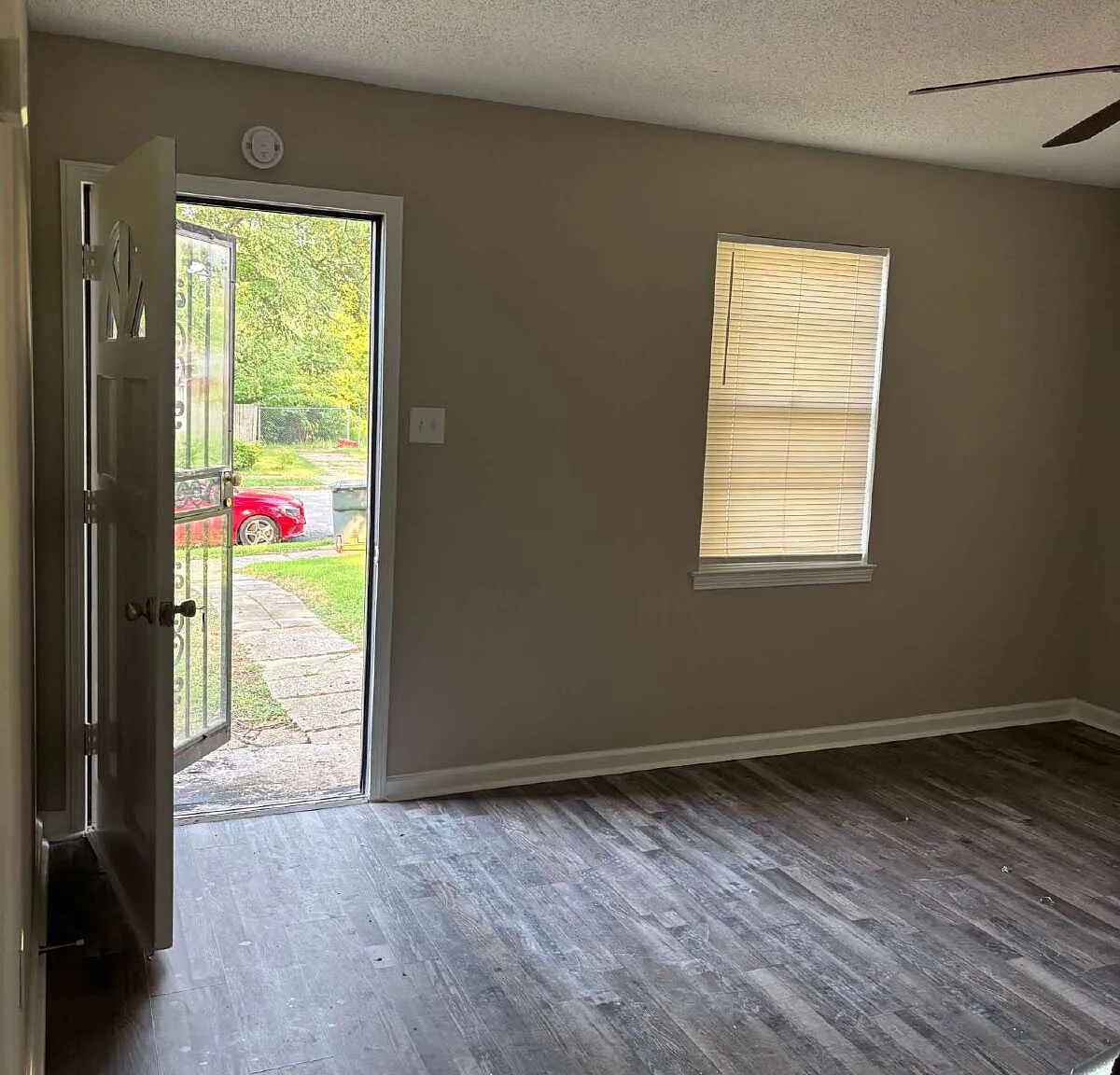 3 bed, 2.0 bath, 1000 sqft, $1,275 — Photo 2