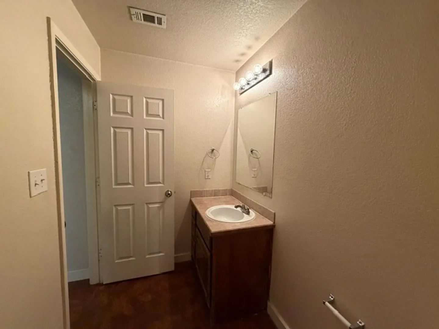 Baylor Apartment Home — Photo 4