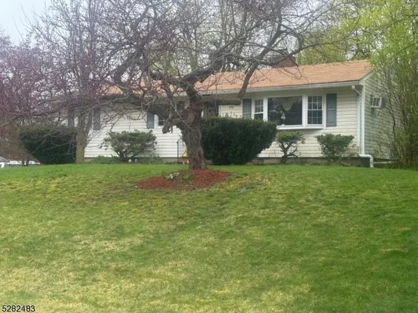 10 Primrose Ln, Vernon Twp., NJ 07418