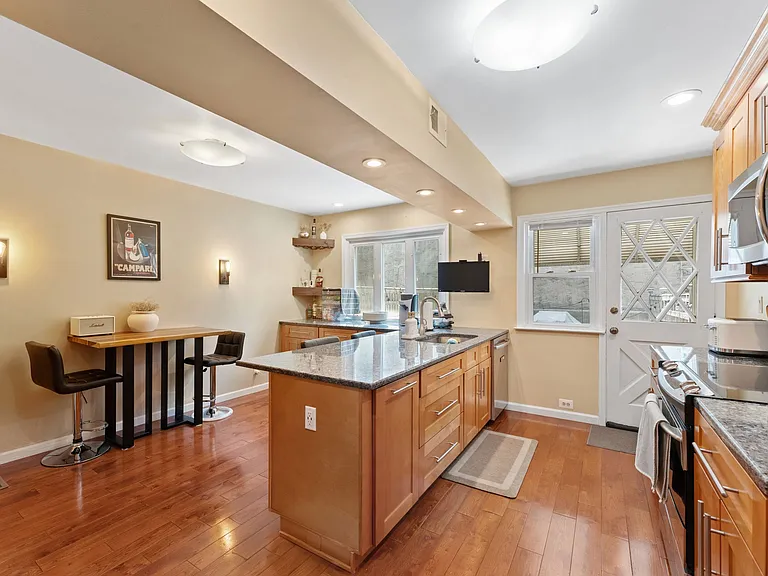 5969 Jannette St — Photo 10
