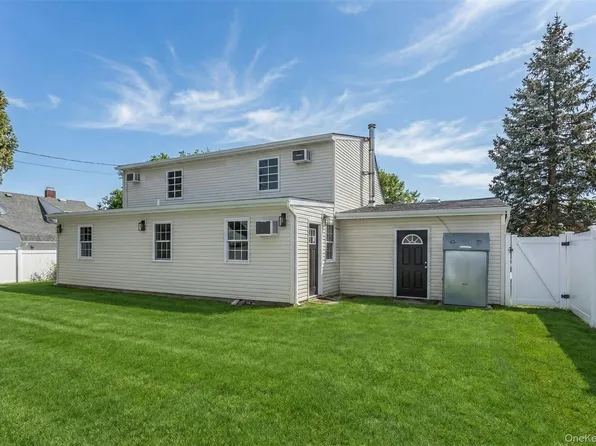 25 Turn Lane, Levittown, NY 11756