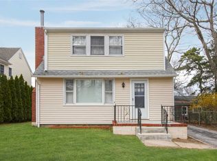 9 S River Rd, Calverton, NY 11933