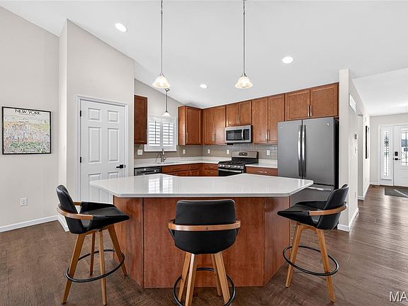 3rd image of 958 Crestwood Ln