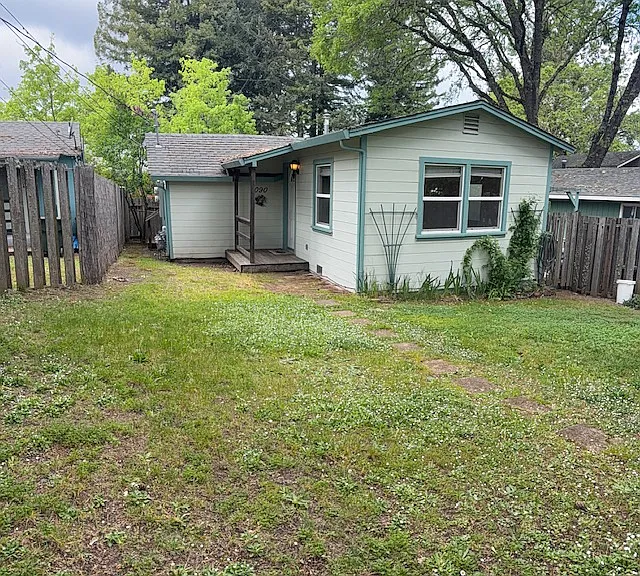 1090 Poplar Ave — Photo 1